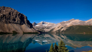 Mountain lake reflection bridge city - a mountain range in the background free wallpaper for desktop