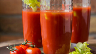 Plate tomatoes lettuce tomatojuice ketchup - a plate free wallpaper