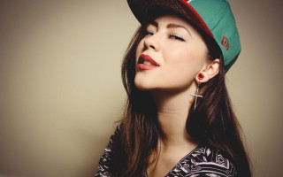 Beautiful woman hat cross necklace - her eye free wallpaper for desktop