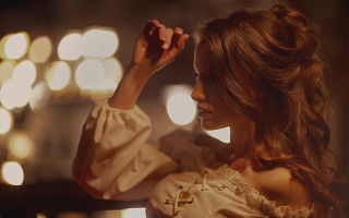 Woman profile moonlight rococo lensflare - the side with free wallpaper