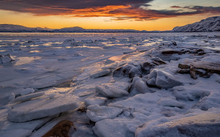 Sunset frozen lake mountains clouds 3 - a sunset over a free wallpaper