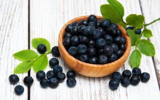 Wooden bowl blueberries green leaves 3 - a wooden spoon free wallpaper for desktop