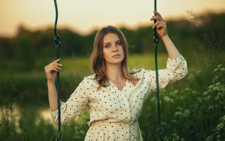 Woman polka dot dress holding 4 - a swing free wallpaper