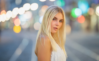Blonde woman night street corner - a street corner free wallpaper for desktop