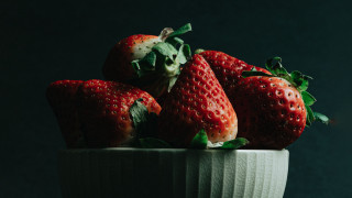 Bowl strawberries green stem food - a bowl of strawberries free wallpaper