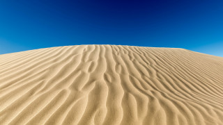 Large sand dune blue sky 3 - a large sand dune free wallpaper