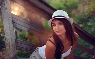 Woman white hat park bench - adrienn henczné deák free wallpaper