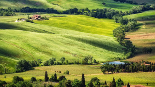 Green field pond hill house - a house in the distance free wallpaper