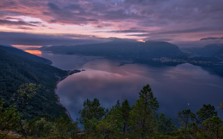 Lake mountains trees sunset pink - mountain and trees under a cloudy sky free wallpaper