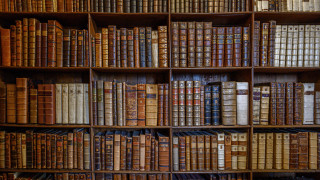 Bookshelf papers clock architecture cityscape - a clock free wallpaper