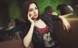 Serious woman portrait blurry background - a woman sitting free wallpaper