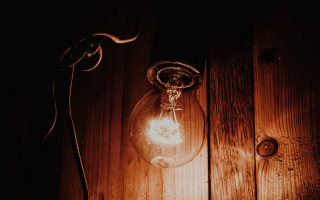 Light bulb wooden wall dark - a light bulb free wallpaper