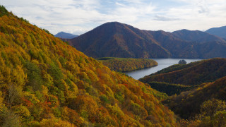 Lake mountains autumn trees clouds - a view of a lake free wallpaper