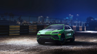 Green sports car night cityscape - a green sports car free wallpaper for desktop