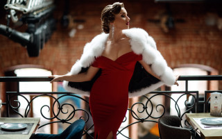 Woman red dress fur balcony - film noir free wallpaper