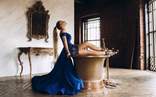 Woman blue dress bathtub mirror - fashion photography free wallpaper