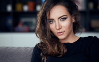 Blue eyes woman couch book - leesha hannigan free wallpaper