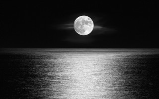 Full moon ocean night black - a dark sky free wallpaper