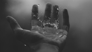 Hand glass water bubbles light - a hand holding free wallpaper