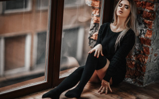 Woman sitting window still blurry - fashion photoshoot free wallpaper for desktop