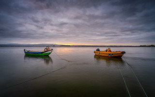 Boats sunset cloudy horizon mountains - a cloudy sky above them free wallpaper