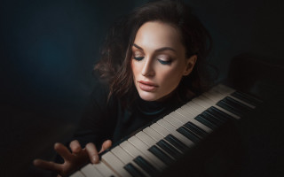 Piano playing woman dark studio - studio portrait free wallpaper