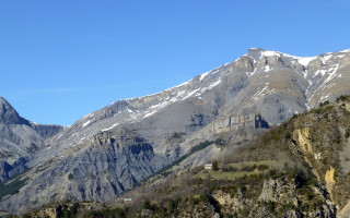 Mountain range house blue sky - a clear blue sky above free wallpaper