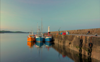 Boats wall lighthouse dock people - moody free wallpaper