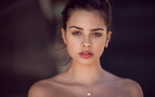 Woman necklace gold circle portrait - a gold circle free wallpaper