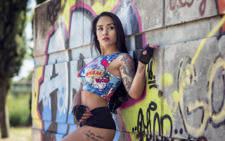 Tattooed woman graffiti gloves long - a glove free wallpaper