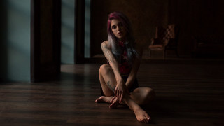 Pink hair woman dark room - her knee free wallpaper for desktop
