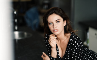 Woman polka dot shirt kitchen - eye contact free wallpaper