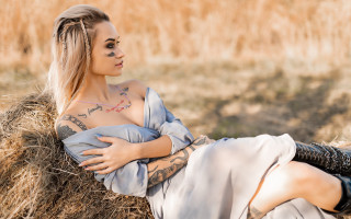 Tattooed woman hay bale field - dry free wallpaper