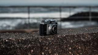 Camera ledge ocean fenced water - canon eos r 3 free wallpaper