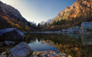 Mountain lake forest rocks sky 16 - a few leaf free wallpaper for desktop