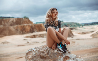 Desert woman rock shoes beach - a rock in the desert free wallpaper