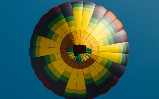Colorful hot air balloon blue 10 - a blue sky background free wallpaper for desktop
