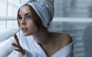 Woman towel window fashion christmas - the window free wallpaper for desktop