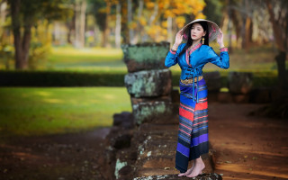 Woman colorful dress hat park - a picture in a park free wallpaper