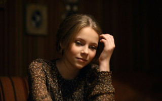 Serious woman blue eyes baroizon - anna hotchkis free wallpaper