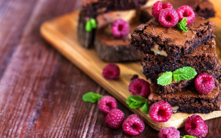 Wooden cutting board brownies raspberries - a wooden cutting board free wallpaper