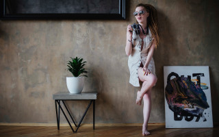 Woman dress sunglasses plant portrait - a picture in a room free wallpaper for desktop