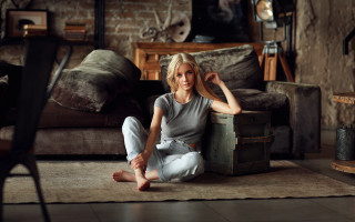 Woman sitting blonde blue eyes 4 - a suitcase free wallpaper for desktop