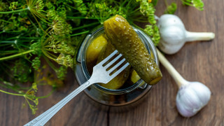 Pickle fork garlic wooden table - it next free wallpaper for desktop