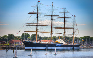 Large boat dock water cityscape - bernd fasching free wallpaper