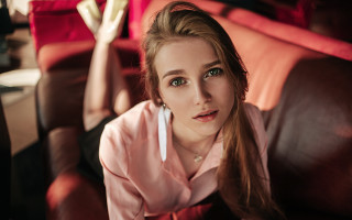 Woman couch brush green eyes - a toothbrush free wallpaper for desktop