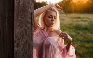 Blonde woman pink dress fence - a pink dress free wallpaper for desktop