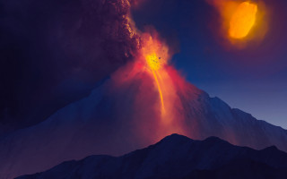 Volcano eruption smoke ash dusk - a volcano free wallpaper