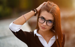 Eszter mattioni portrait glasses ponytail - glass free wallpaper for desktop