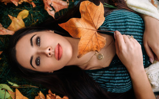 Woman leaf head sweater portrait - a sweater free wallpaper